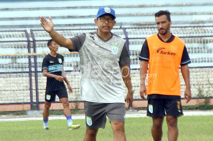 Pelatih Persela Lamongan, Aji Santoso saat memberi materi latihan kepada pemainnya di Stadion Surajaya Lamongan, Kamis (22/2/2018) lalu.