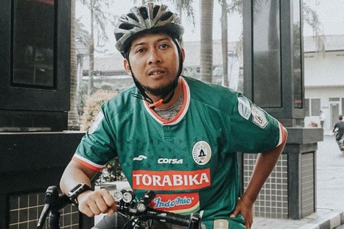 Septyadi Pidiyanta bersepeda dari Yogyakarta ke Bogor demi mendukung langsung tim idolanya, PSS Sleman kontra Semen Padang pada final Liga 2 2018 di Stadion Pakansari, Cibinong, 4 Desember 2018.