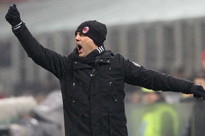 Pelatih AC Milan, Vincenzo Montella, memberikan instruksi kepada pemainnya dalam laga Coppa Italia versus Torino di San Siro, Milan, 12 Januari 2017.