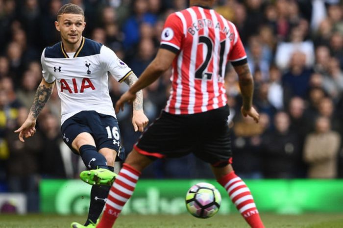 Aksi bek sayap Tottenham Hotspur, Kieran Trippier, dalam pertandingan Liga Inggris 2016-2017 menghadapi Southamptondi Stadion White Hart Lane, London, Inggris, pada 19 Maret 2017.