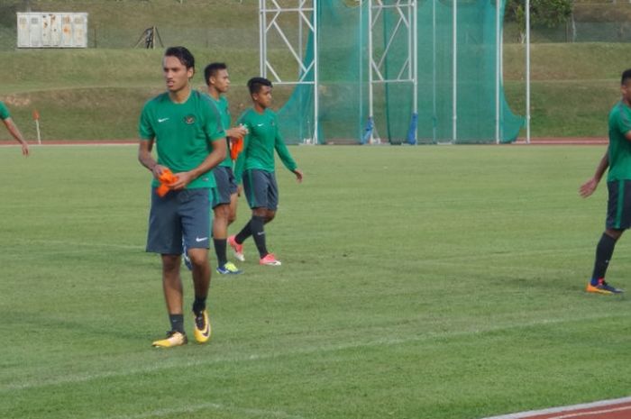 Penyerang timnas U-22 Indonesia, Ezra Walian selepas sesi latihan skuat Garuda Muda di Stadion UKM, Bangi, Selangor, Senin (14/8/2017). 