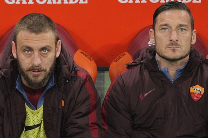 Francesco Totti (kanan) dan Daniele De Rossi duduk di bangku cadangan saat AS Roma menghadapi Inter Milan dalam laga Serie A, 19 Maret 2016. Dua pemain veteran ini merupakan contoh langka keberadaan produk homegrown di klub Italia untuk waktu panjang.
