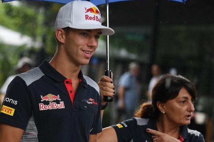 Pebalap Scuderi Toro Rosso dari Prancis, Pierre Gasly, berjalan di area paddock jelang GP Malaysia di Sirkuit Sepang Internasional, Kamis (28/9/2017).