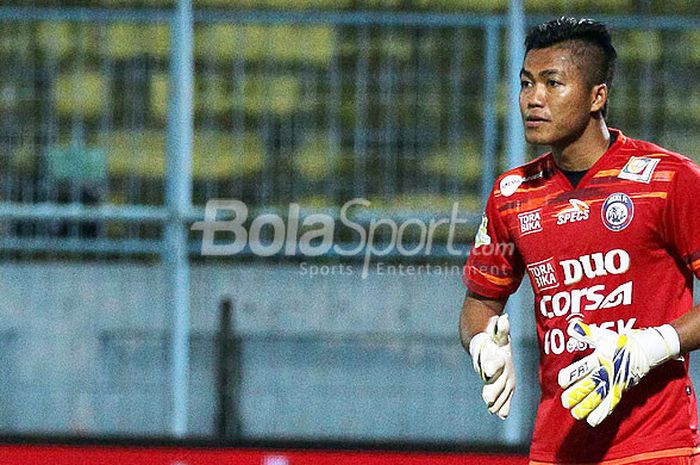 Kiper Arema FC, Utam Rusdiyana, saat tampil melawan PS TNI dalam laga pekan ke-29 Liga 1 di Stadion Kanjuruhan Malang, Jawa Timur, Sabtu (14/10/2017) malam.