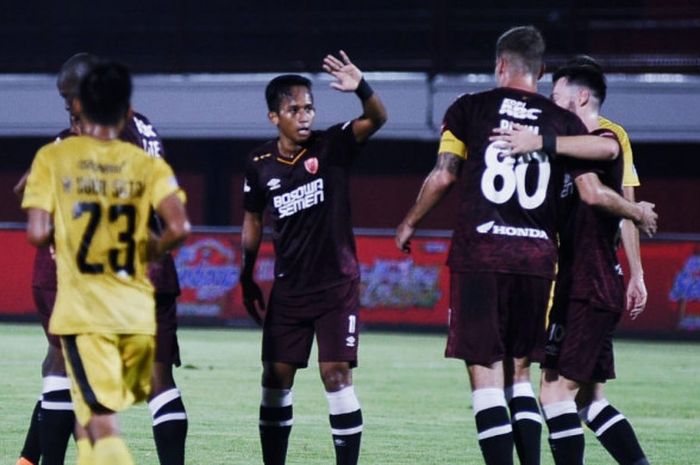  Pemain PSM Makassar, M Rachmat, disambut rekan setim seusai membobol gawang Bhayangkara FC di Stadion Kapten I Wayan Dipta, Minggu (15/7/2018).   