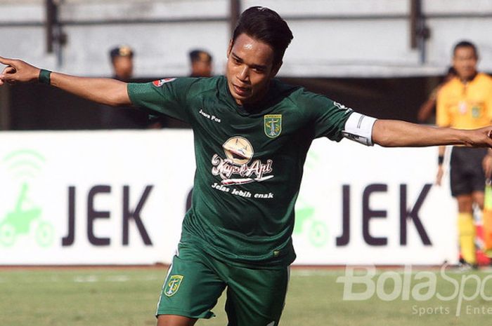 Kapten Persebaya, Misbahkus Solikin merayakan gol pembuka Persebaya kontra PSBS Biak, Jumat (22/9/2017) di Gelora Bung Tomo Surabaya.