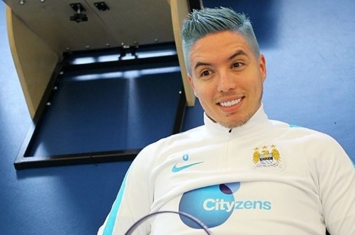 Gelandang Manchester City, Samir Nasri, menandai kesembuhan cederanya dengan mengecat rambut dengan warna biru langit.