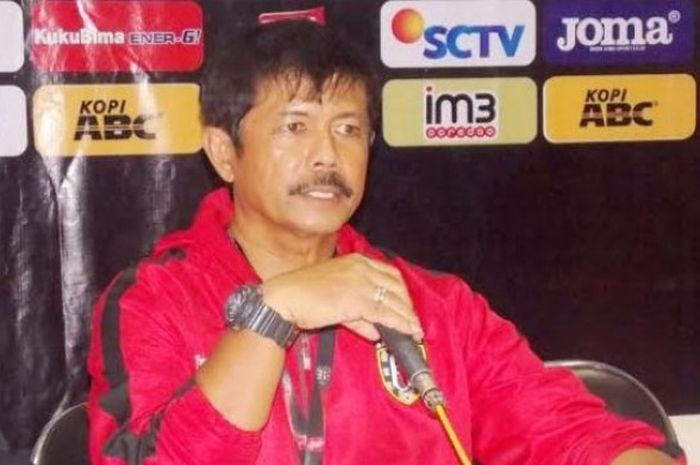 Pelatih Bali United, Indra Sjafri memberikan keterangan usai timnya dikalahkan Persib di Stadion Si Jalak Harupat, Kab Bandung, Sabtu (14/5/2016) malam. 