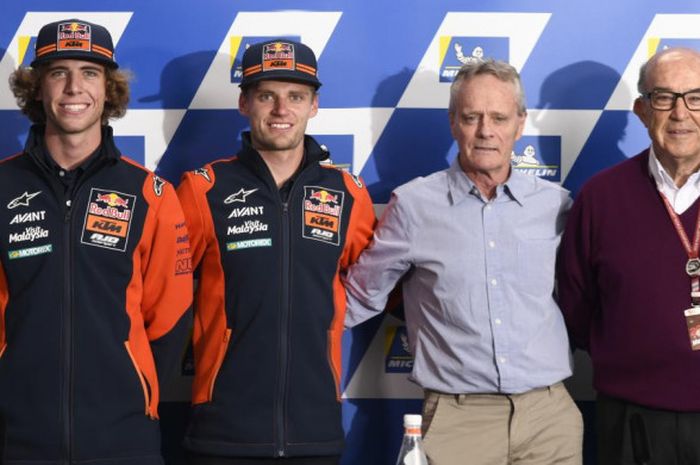 Kork Ballington (kedua dari kanan) dan CEO Dorna, Carmelo Ezpeleta (pertama dari kanan), saat penobatan sebagai legenda MotoGP pada GP Australia.