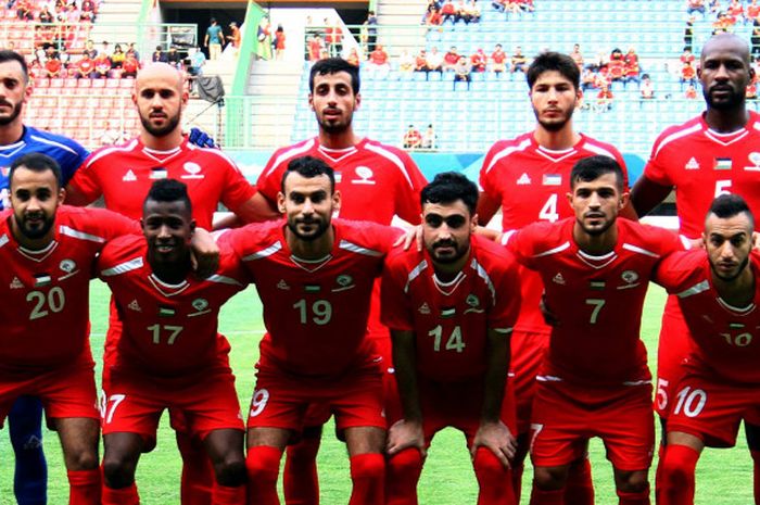 Bek Mohammed Rashid (belakang, dua dari kiri) berpose dengan para pemain timnas U-23 Palestina jelang laga kontra timnas U-23 Laos di Stadion Patriot, Kota Bekasi, 22 Agustus 2018. 