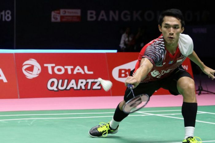  Jonatan Christie saat menerima smash dari Shi Yuqi di Piala Thomas 2018 di Impact Arena, Bangkok, Thailand, Jumat (25/5/2018). 