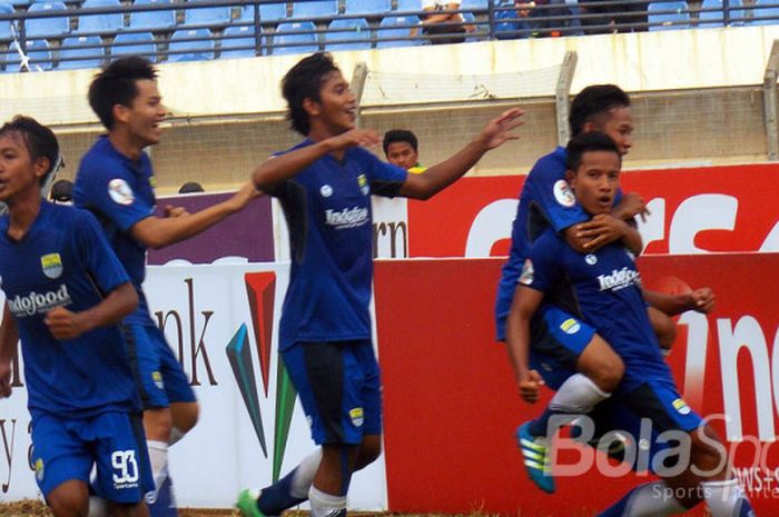 Para pemain Persib U-19 merayakan gol ke gawang Semen Padang U-19 di Stadion Si Jalak Harupat, 20 Agustus 2017.