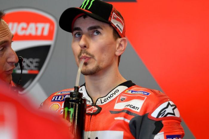 Pebalap tim Ducati, Jorge Lorenzo, saat bersiap jelang sesi kualifikasi MotoGP Prancis, Sabtu (19/5/2018).