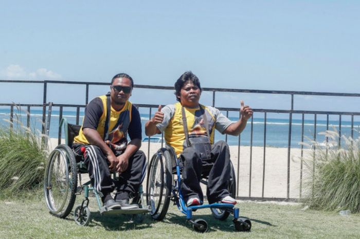 Made Miasa (kanan) dan Made Belut peserta Maybank Bali Marathon 2018 dari kategori kursi roda.