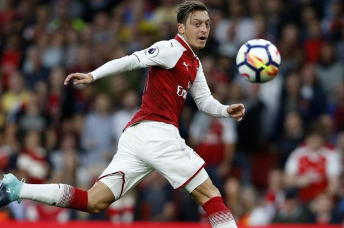   Aksi Mesut Oezil dalam partai Liga Inggris antara Arsenal lawan Leicester City di Stadion Emirates. London, 11 Agustus 2017.  