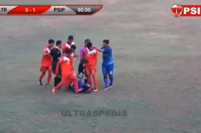 Kericuhan antarpemain dalam pertandingan Liga 3 Regional Jawa 3 Blitar Poetra vs PSIP Pemalang di Stadion Gelora Bumi Penataran, Jumat (5/10/2018).