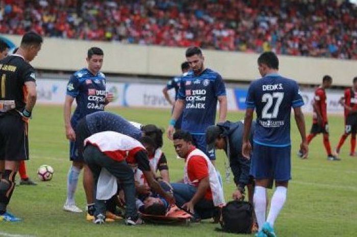 Arthur Cunha saat terkapar di tengah lapangan di laga Arema FC kontra Persipura Jayapura.