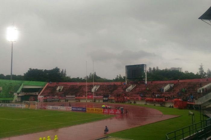 Pertandingan Persija Jakarta vs PSMS Medan, Senin (12/2/2018). Sisi selatan Stadion Manahan, Solo, sepi dukungan dari The Jakmania.