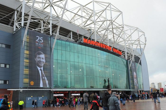  Pemandangan markas Manchester United, Stadion Old Trafford, di Manchester, Inggris, pada 10 Desember 2011 yang akan digunakan sebagai salah satu venue Olimpiade 2012. 