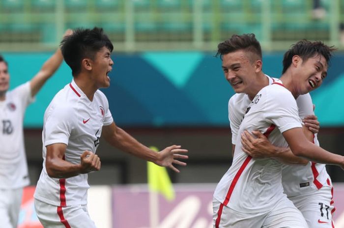 Suka cita para pemain timnas U-23 Hong Kong seusai mencetak gol ke gawang timnas U-23 Laos pada laga Grup A sepak bola Asian Games 2018 di Stadion Patriot, Kota Bekasi, 10 Agustus 2018. 