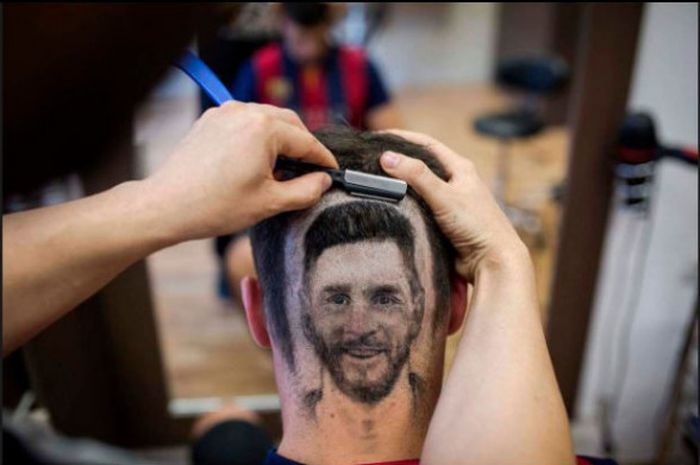 Pria asal Serbia membuat tato rambut wajah Lionel Messi di kepala