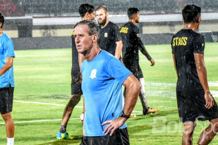 Jurgen Raab memimpin latihan Tampines Rovers di Stadion Kapten I Wayan Dipta, Gianyar, Senin (15/1/2018).