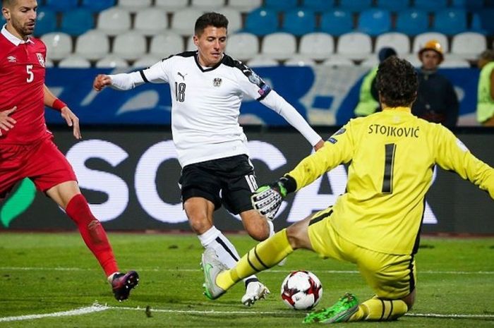 Penyerang Schalke, Alesssandro Schoepf, beraksi bagi timnas Austria pada laga Kualifikasi Piala Dunia 2018 menghadapi Serbia di Belgrade pada 9 Oktober 2016.