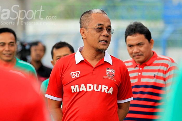 Manajer Madura United, Haruna Soemitro, memberi arahan kepada pemain Madura United dalam sesi latihan yang digelar di Stadion Gelora Bangkalan, Minggu (16/12/2017).
