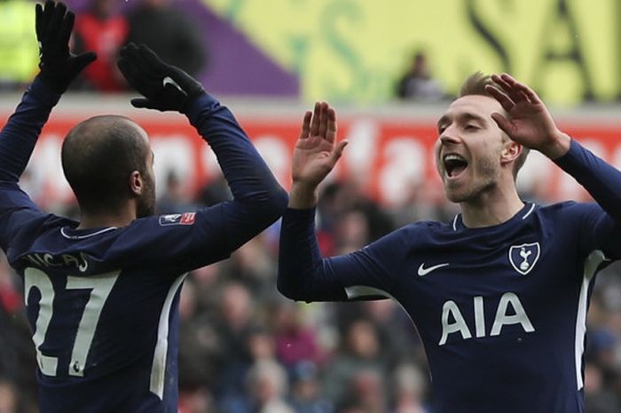 Gelandang Tottenham Hotspur, Christian Eriksen (kanan), merayakan gol keduanya ke gawang Swansea City bersama Lucas Moura dalam laga perempat final Piala FA 2017-2018 di Stadion Liberty, Swansea, Wales, pada Sabtu (17/3/2018).