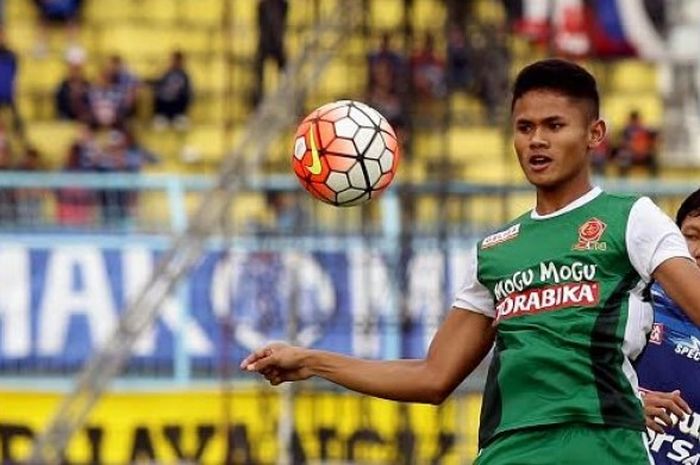 Aksi striker PS TNI, Dimas Drajad (depan) saat dikawal gelandang Arema FC, Adam Alis pada pertandingan pertama Grup B Piala Presiden 2017 di Stadion Kanjuruhan, Kab Malang, 5 Februari 2017.  