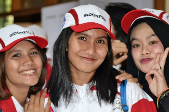 Dari kiri ke kanan, Nandita Ayu Salsabila, Yolana Betha Pangestika, dan Wilda Siti Nurfadilah, berpose di sela pengukuhan kontingen SEA Games 2017 di Wisma Kemenpora, Senayan, Jakarta, Rabu (2/8/2017).