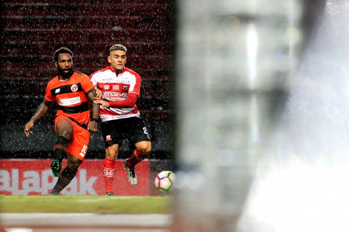 Striker Madura United, Cristian Gonzales (kanan) dikawal gelandang Perseru, Nerius Alom pada laga perdana kedua tim untuk Piala Presiden 2018 di Stadion Gelora Bangkalan, 18 Januari 2018. 