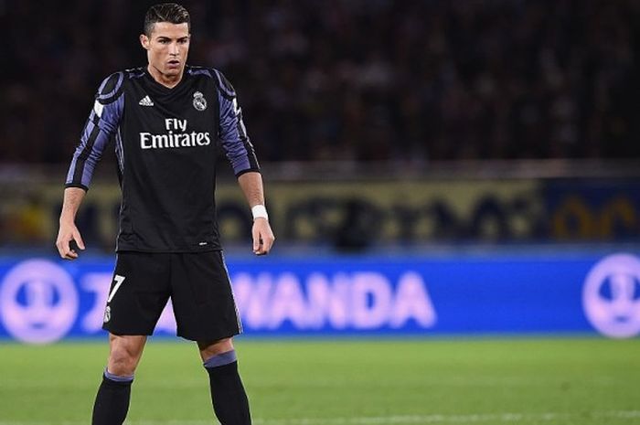 Cristiano Ronaldo mengambil ancang-ancang saat mengambil eksekusi tendangan bebas ketika Real Madrid menang 2-0 atas Club America di semifinal Piala Dunia Klub, Kamis (15/12/2016).