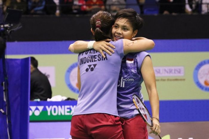 Pasangan ganda putri Indonesia, Greysia Polii/Apriyani Rahayu, berpelukan setelah memastikan diri lolos ke semifinal Hong Kong Terbuka yang digelar di Hong Kong Coliseum, Jumat (24/11/2017).
