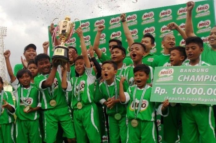 Para pemain dan ofisial SDN Jayagiri I Lembang, Kab. Bandung bergembira usai menjuarai MILO Football Championship di Stadion Siliwangi, Minggu (13/3/2016).