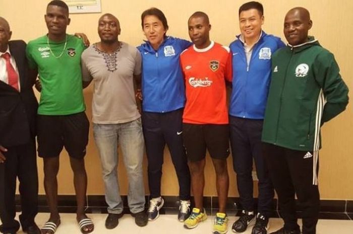 Perwakilan timnas Malawi dan klub Liga Super China, Guanzhou R&F sebelum melakoni uji coba di Stadion Nasional Bingu di Lilongwe, Sabtu (28/1/2017) petang. 
