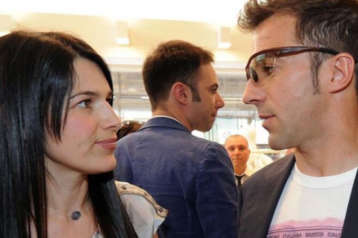 Mantan pemain Juventus, Alessandro Del Piero, berdampingan dengan istrinya, Sonia Amoruso.