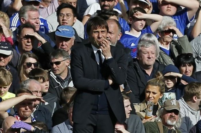 Pelatih Chelsea, Antonio Conte, mengamati jalannya laga timnya kontra Crystal Palace dalam lanjutan Liga Inggris kontra Chelsea di Stamford Bridge, Sabtu (1/4/2017)
