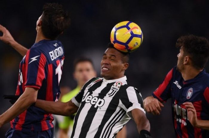 Bek Juventus, Alex Sandro, berebut bola dengan dua pemain Crotone dalam laga lanjutan Liga Italia di Stadion Allianz, Turin, Senin (27/11/2017) dini hari WIB.