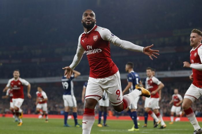 Striker Arsenal, Alexandre Lacazette, merayakan gol yang dia cetak ke gawang West Bromwich Albion dalam laga Liga Inggris di Stadion Emirates, London, pada 25 September 2017.