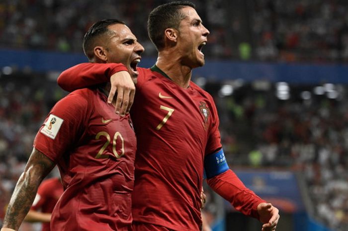 Selebrasi dua pemain timnas Portugal, Ricardo Quaresma (kiri) dan Cristiano Ronaldo, saat merayakan gol timnya ke gawang Iran dalam laga GRup B Piala Dunia 2018 di Stadion Mordovia Arena, Saransk, Rusia, pada Senin (25/6/2018).  