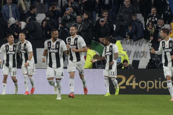 Para pemain Juventus merayakan gol yang dicetak ke gawang Cagliari dalam laga Liga Italia di Stadion Allianz, Turin pada 3 November 2018.