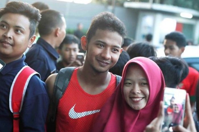 Gelandang Persib, Gian Zola (tengah), saat diajak berfoto bersama oleh salah satu fans di depan Hotel Yasmin, Karawaci, Tangerang, Banten, Rabu (8/3/2017) sore WIB.