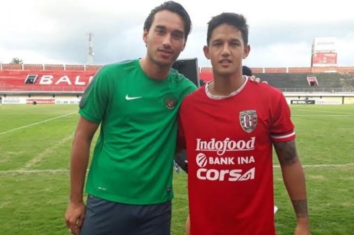 Penyerang timnas U-22 Indonesia, Ezra Walian (kiri) berpose bersama dengan seniornya, striker Bali United, Irfan Bachdim saat uji lapangan Stadion Kapten I Wayan Dipta, Gianyar, Kamis (25/5/2017) sore. 