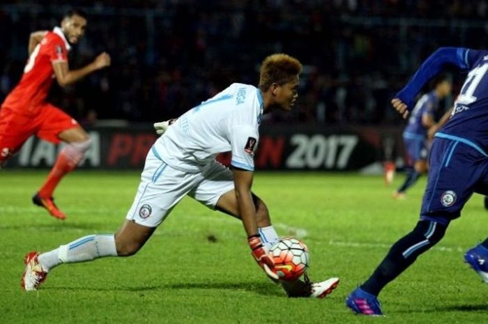 Kiper Arema FC, Kurnia Meiga saat membela timnya kontra Persija pada laga kedua Grup B Piala Presiden 2017 di di Stadion Kanjuruhan, Kabupaten Malang, Sabtu (11/2/2017).