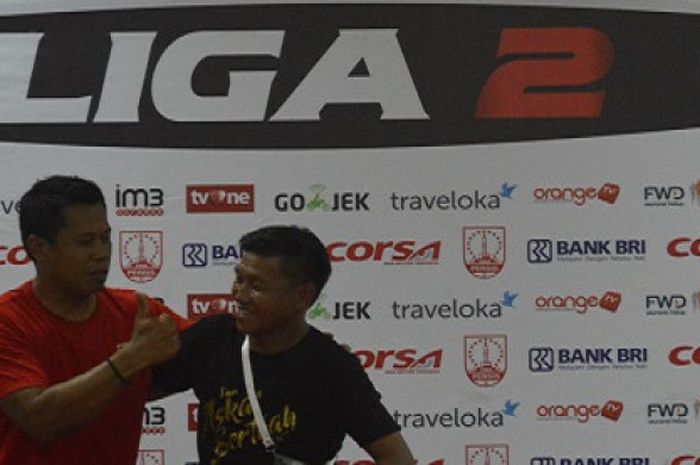Pelatih PSPS Riau dan perwakilan Persis Solo saat konferensi pers setalah laga Persis  Riau, Jumat (6/10/17) di Stadion Manahan Solo.