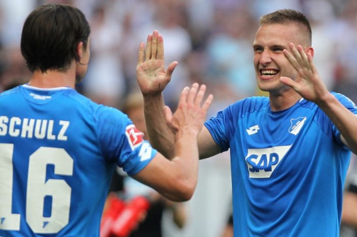 Bek TSG Hoffenheim, Pavel Kaderabek (kanan), merayakan gol timnya ke gawang Borussia Dortmund dalam laga Liga Jerman di Sinsheim, 12 Mei 2018.