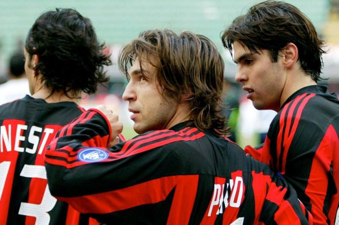  Gelandang AC Milan, Andrea Pirlo (tengah), merayakan golnya bersama Kaka (kanan) dalam laga Liga Italia kontra Empoli di Stadion San Siro, Milan, pada 10 April 2004. 