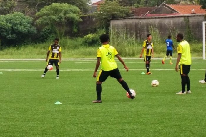 Para pemaih Yahukimo FC sedang berlatih di Karawang.