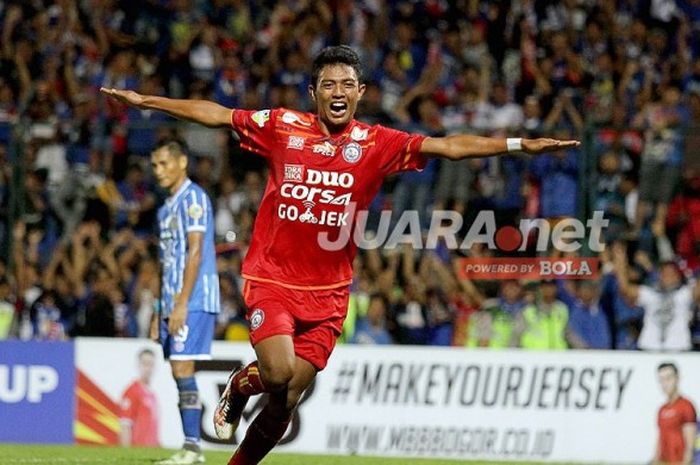 Striker Arema FC, Dedik Setiawan, melakukan selebrasi seusai mencetak gol ke gawang Persiba Balikpapan dalam laga Liga 1 di Stadion Gajayana Malang, Jawa Timur (1/5/2017).